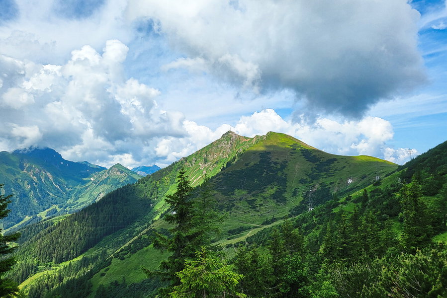 Blick nach vorne auf den (wolkenverhangenen) Eisenerzer Reichenstein, Rössl, XXX und Polster (mittig). Foto: Anna, Protect Our Winters Austria (POW AT)