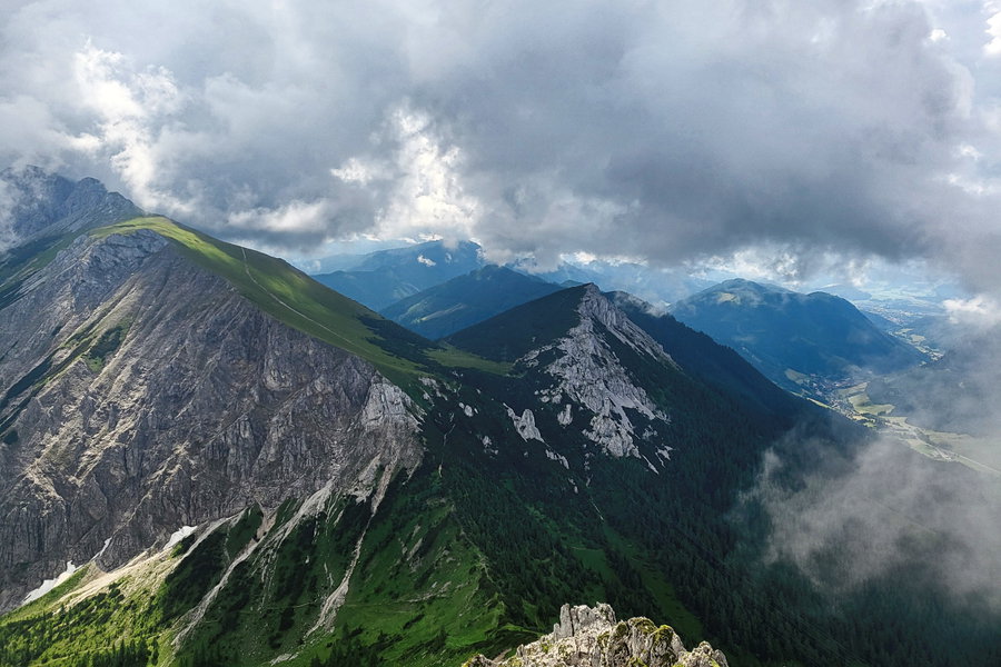 Vom Gipfel ist der Blick auf Hochturm bzw. Lamingegg, Leobner Mauer und Lamingsattel gleich noch besser! Foto: Anna, Protect Our Winters Austria (POW AT)