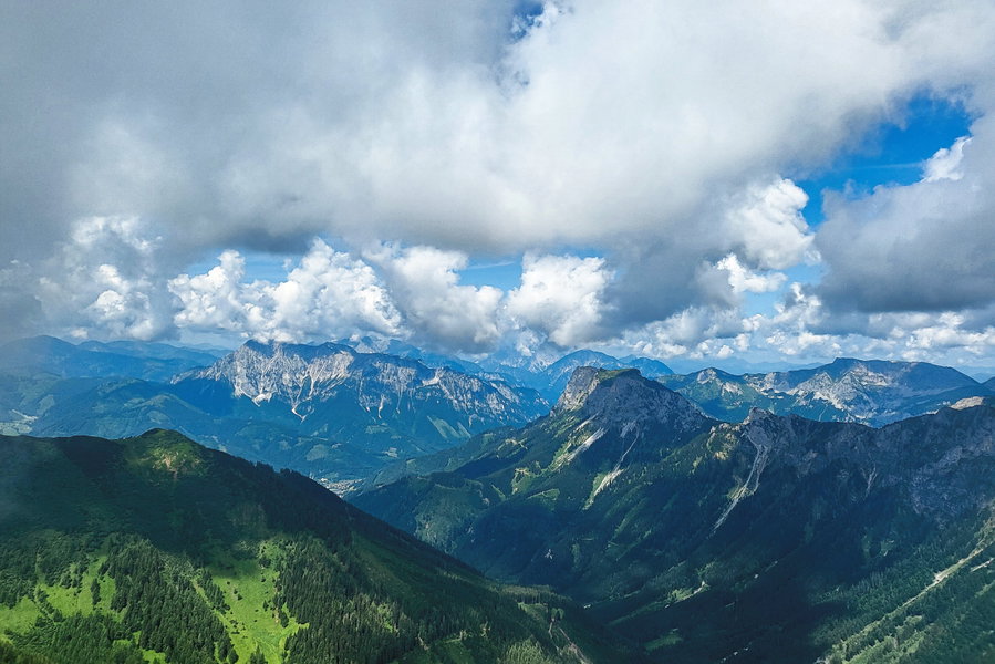 Auch Richtung Eisenerz bietet das Bergpanorama einiges, am prominentesten sind hier Kaiserschild und Pfaffenstein zu erkennen. Foto: Anna, Protect Our Winters Austria (POW AT)