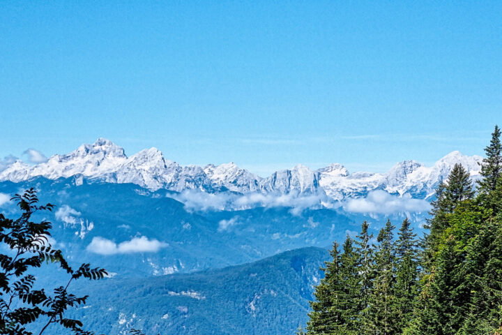 Das Panorama im Abstieg ist ganz ok. Foto: Martin Heppner