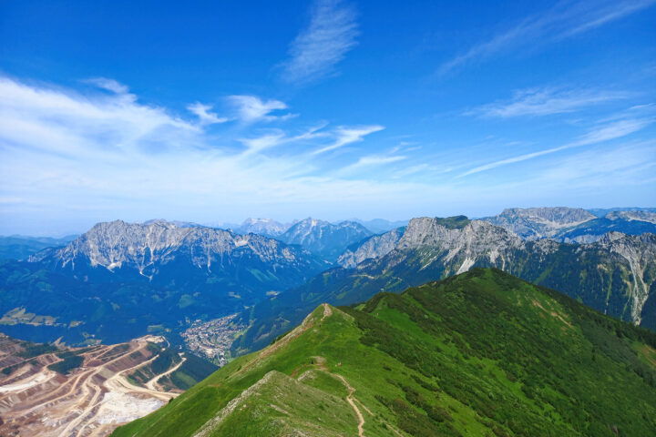 Pfaffenstein rechts, Kaiserschild links. Foto: Martina Friesenbichler