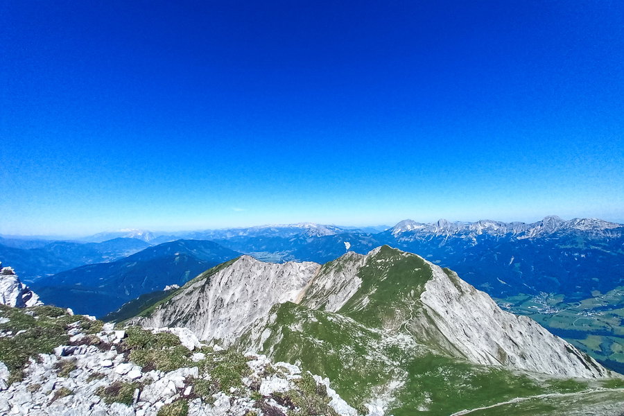 Dachstein und Grimming (links hinten). Foto: Martina Friesenbichler