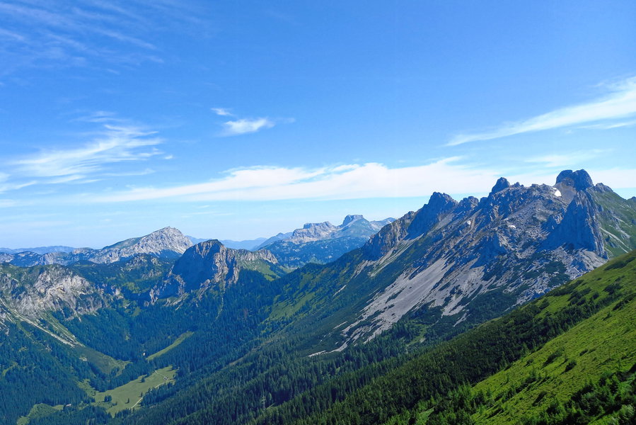 Blick nach Osten zu Brandstein und Ebenstein, rechts Griesmauer und TAC-Spitze. Foto: Martina Friesenbichler