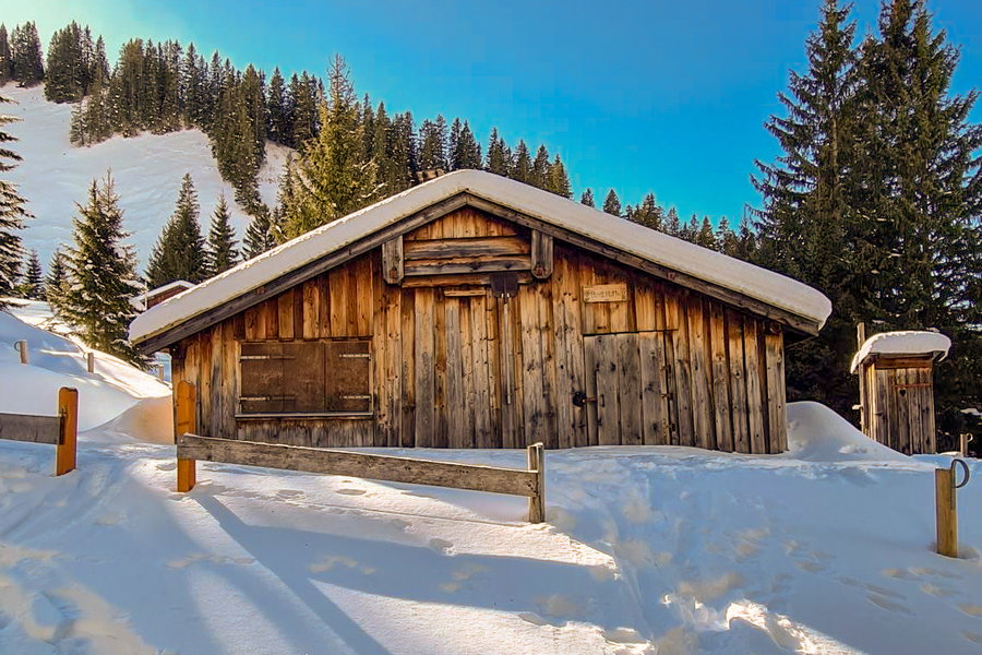 Im Aufstieg geht es an den Hütten der Bichlbächler Alpe vorbei. Foto: Felix Berg