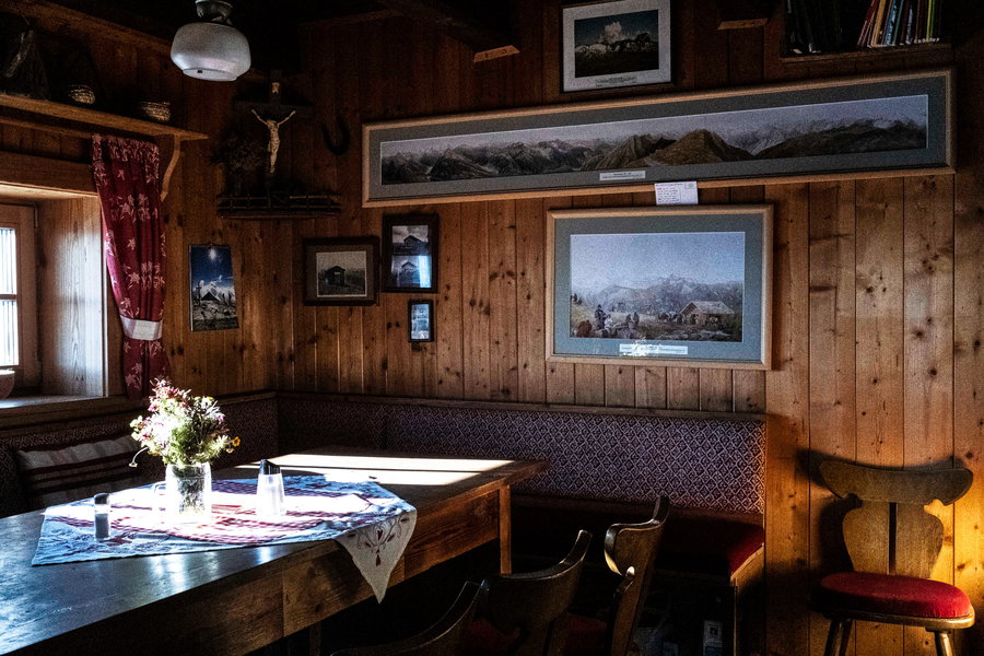 Gemütliche Stube auf der Gamskarhütte. Foto: Birgit Reiter 