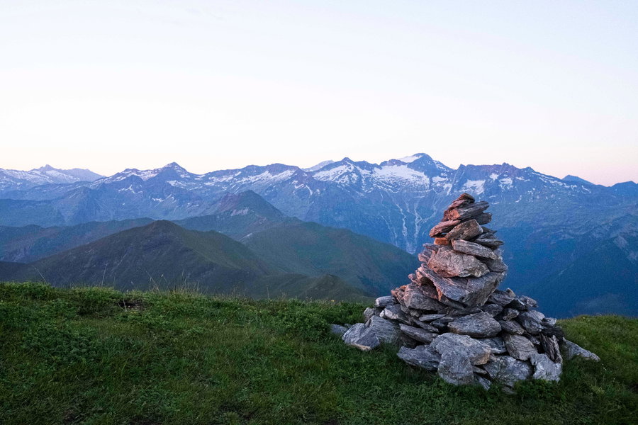 Die Berge in einem Hauch von Rosa. Foto: Birgit Reiter