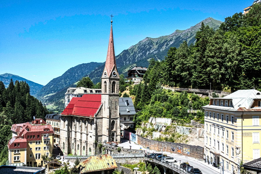 Blick vom Gasteiner Wasserfall auf die Kirche Hll. Primus und Felizian. Foto: Birgit Reiter