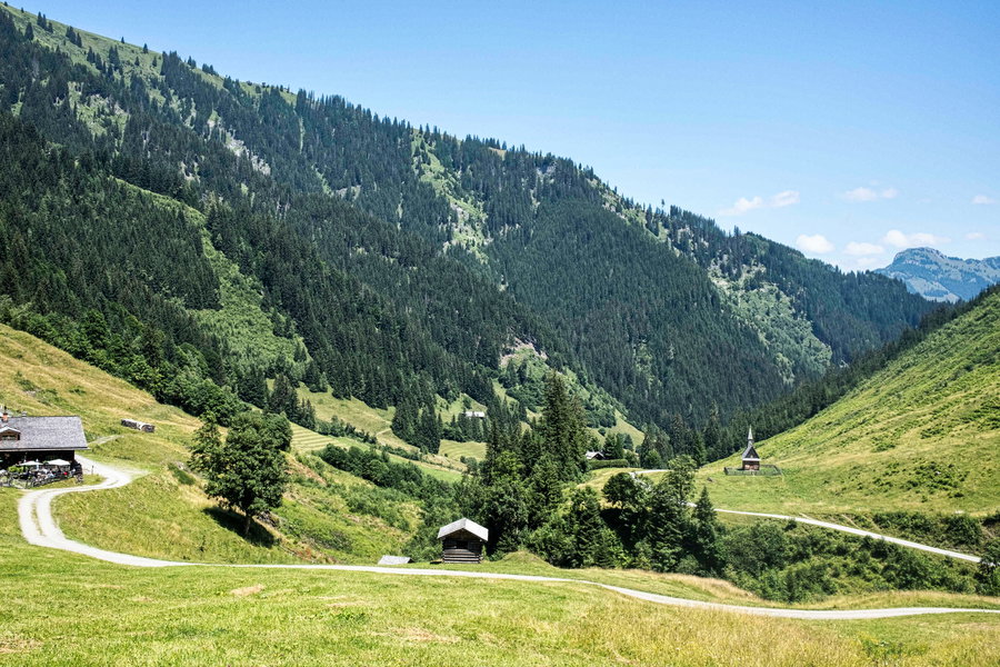 Paulhütte und Aigenalm-Kapelle. Foto: Birgit Reiter