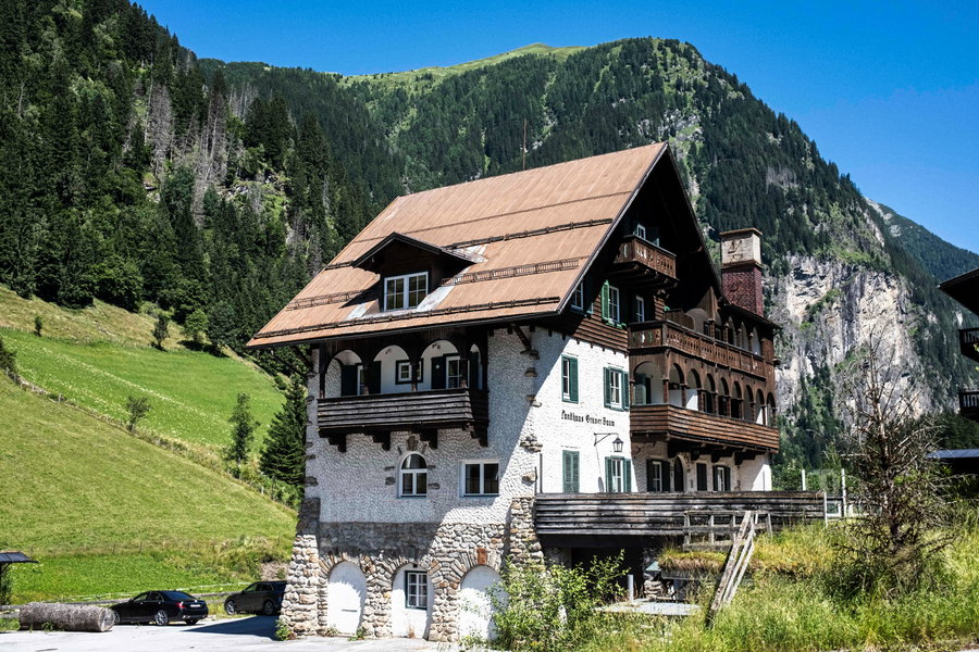 Vom leider seit Jahren geschlossenen Hotel Grüner Baum führt der Weg zur Poserhütte. Foto: Birgit Reiter