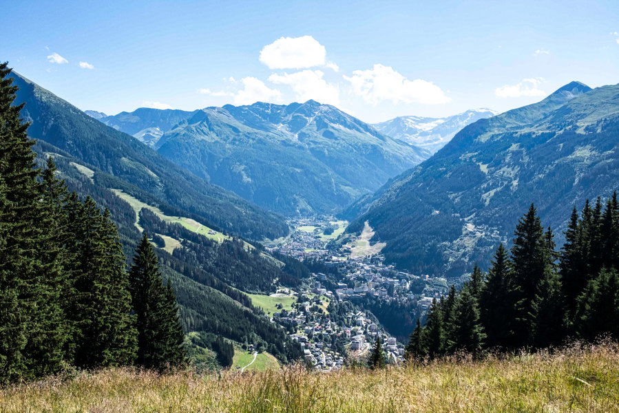Von der Poserhütte Blick zurück auf Bad Gastein und die Ankogelgruppe. Foto: Birgit Reiter