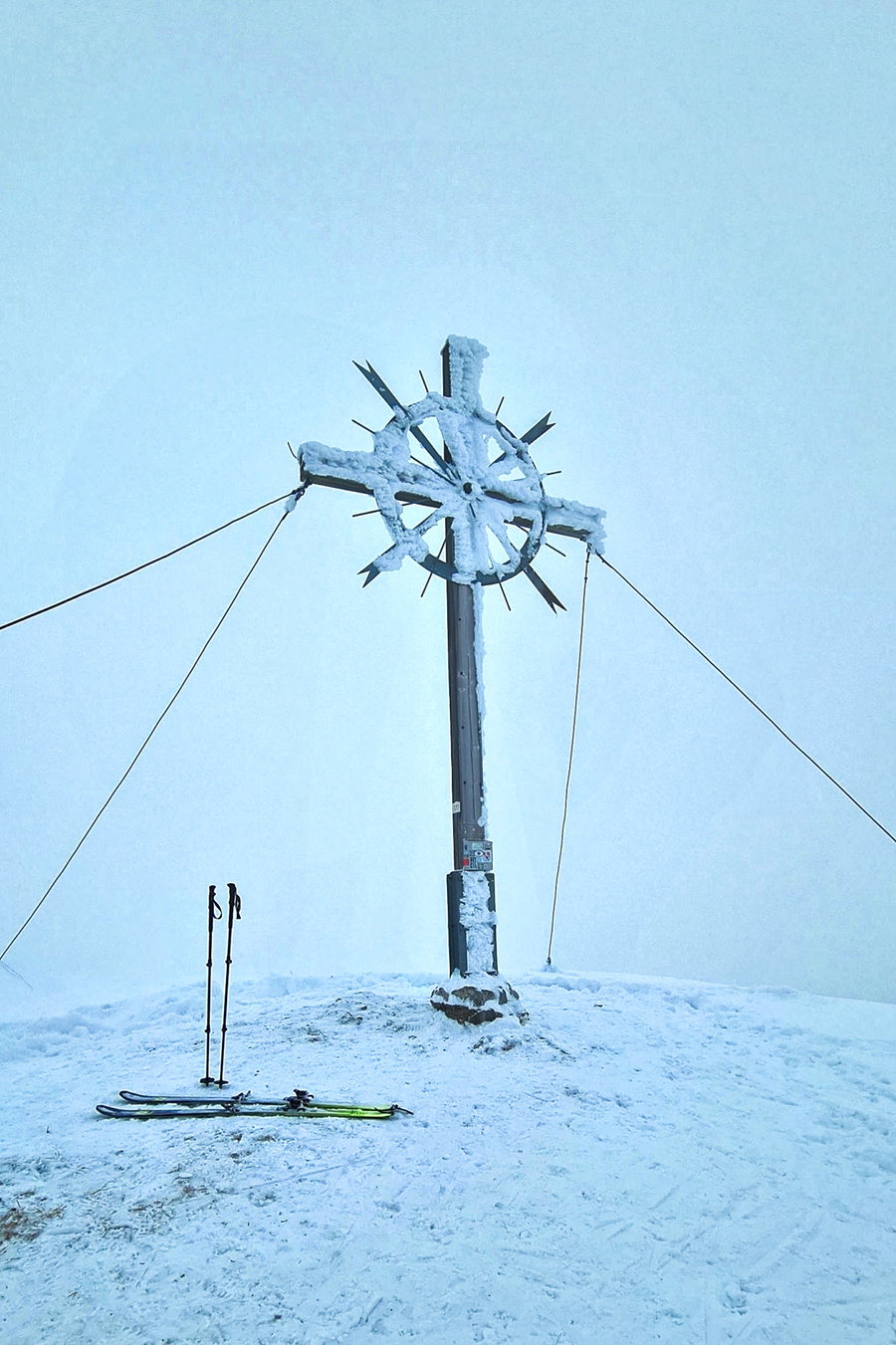 Das Gipfelkreuz des heutigen Tagesziels. Foto: Felix Berg