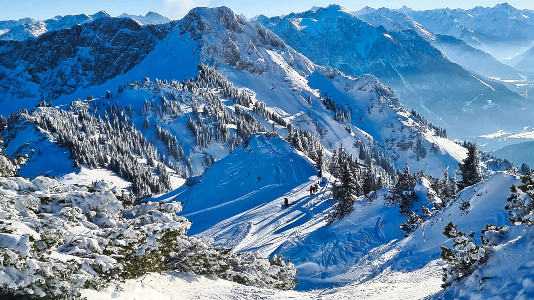 Blick Richtung Süden auf die Aufstiegsspur und die Gaichtspitze im Hintergrund. Foto: Felix Berg