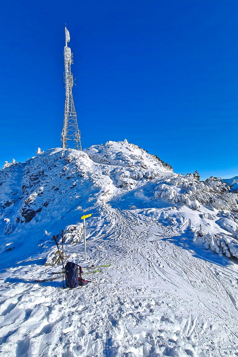 Der Hahnenkamm-Gipfel mit Sender und die letzten Höhenmeter dorthin. Foto: Felix Berg