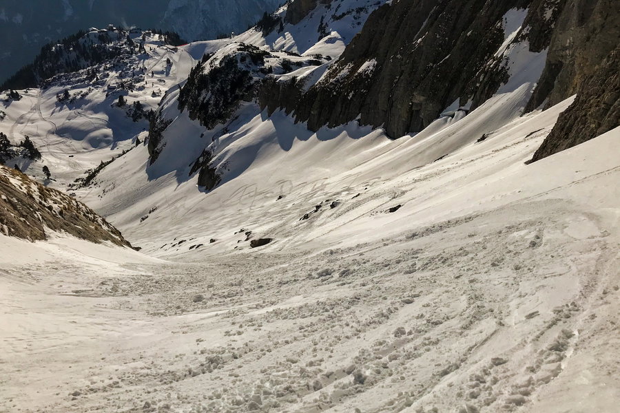 Eine geschmeidige Abfahrtsrinne mit ganz dünnem, besten Frühjahrsschnee. Foto: David Kurz