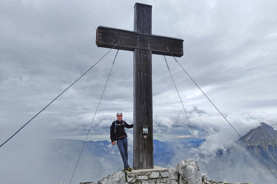 Das überdimensionale Gipfelkreuz des Bosruck sieht man schon aus weiter Ferne, nah wirkt es noch größer! Foto: David Kurz