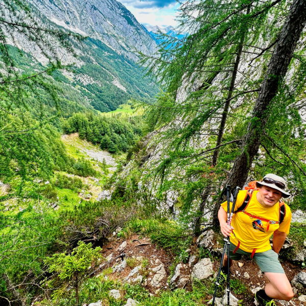 Es wird steiler. An den Stahlseilen kann man sich anhalten. Foto: Stefan Hochhold