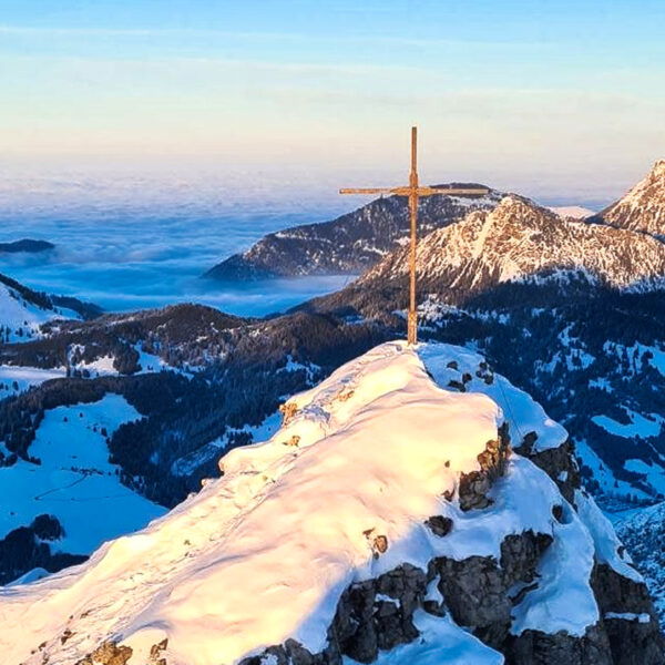 Das Pontener Gipfelkreuz in der untergehenden Abendsonne…Kitsch pur. Foto: Felix Berg