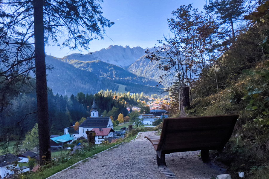 Würde man die Runde umkehren, gäbe es keinen besseren Platz, um die Wartezeit auf den Bus zu überbrücken! Foto: Thomas Obermair