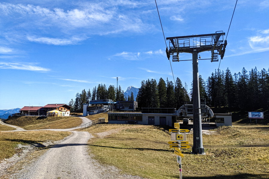 Ob sich der Wegweiser wie der kleine Bruder der Liftstütze fühlt? Für uns ist er auf jeden Fall die größere Hilfe, hier müssen wir rechts abbiegen! Foto: Thomas Obermair