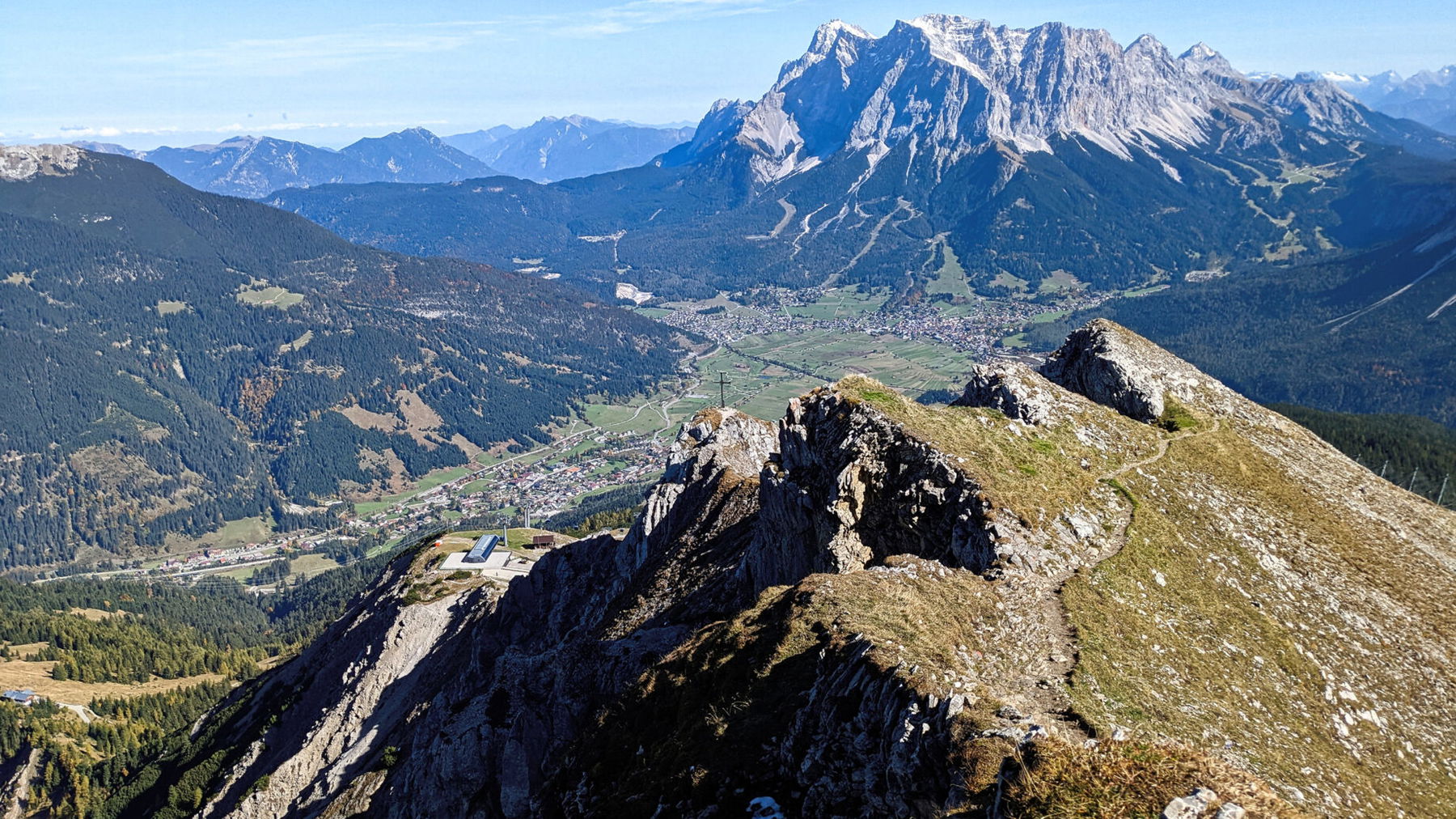 Im Abstieg besuchen wir dann auch noch den Vorgipfel, das Kreuz bietet schon einen guten Anblick! Foto: Thomas Obermair