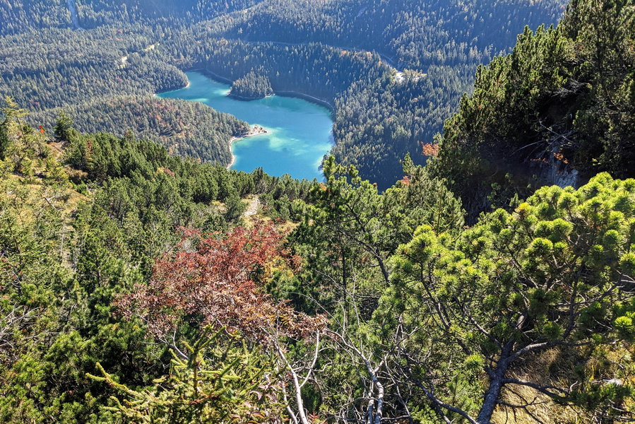 Nicht lange lässt dieser schöne Anblick auf sich warten! Das Beste: Er begleitet uns ziemlich den ganzen Abstieg und der “Blindsee” ist von unserem Zielpunkt sogar gut zu Fuß erreichbar. Foto: Thomas Obermair