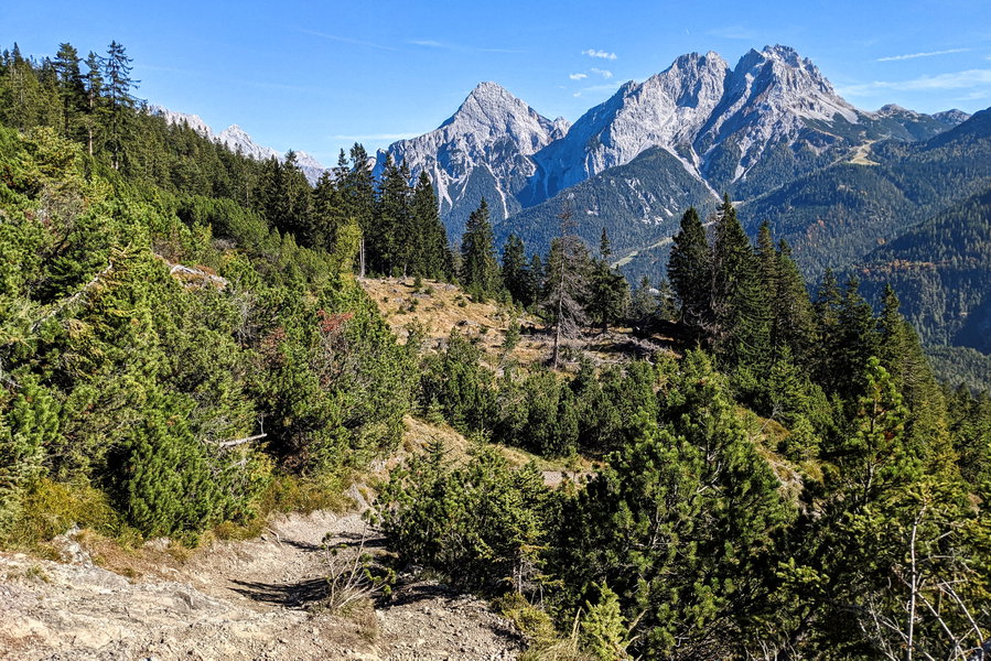 In der Tiefe die Seen, in der Weite die Berge! Die “kleine” Straße unten im Tal wirkt gegen diese schöne Aussicht sehr unwichtig! Foto: Thomas Obermair