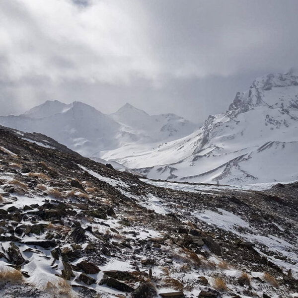 Blick vom Gipfelkamm auf das Fluchthorn rechts im Nebel und Breite Krone, Grenzeckkopf und Piz Tasna in der Ferne. Foto: David Kurz