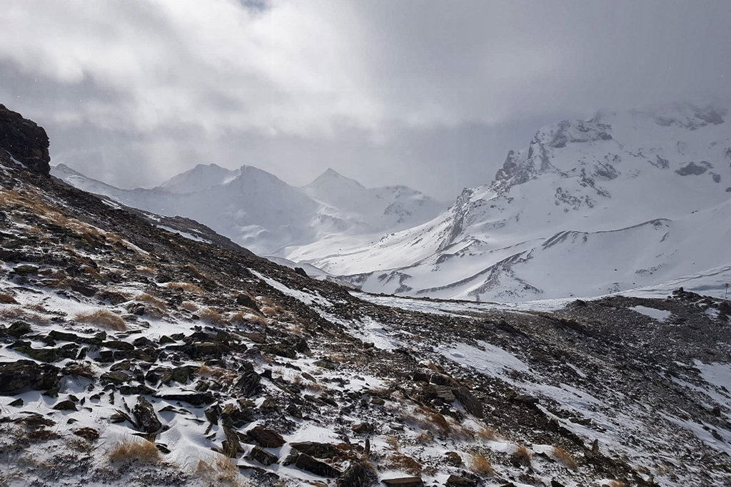Blick vom Gipfelkamm auf das Fluchthorn rechts im Nebel und Breite Krone, Grenzeckkopf und Piz Tasna in der Ferne. Foto: David Kurz