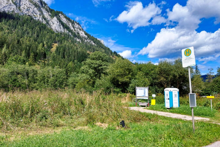 Haltestelle Wegscheid Abzw Aschbach mit Infotafel und mobiler Toilette. Foto: Alice Frischherz