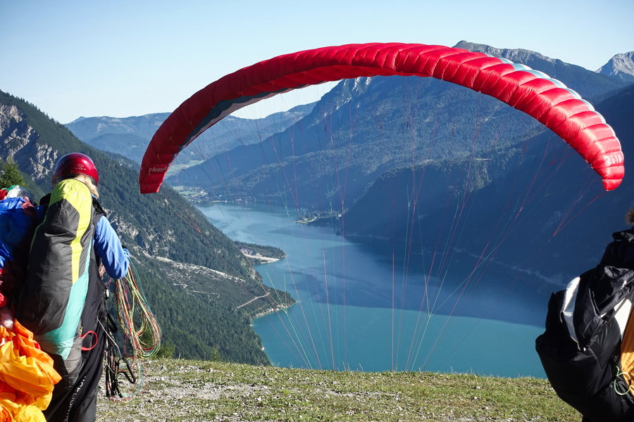 Paragleiter starten bei der Bergstation. Foto: Gerold Petritsch