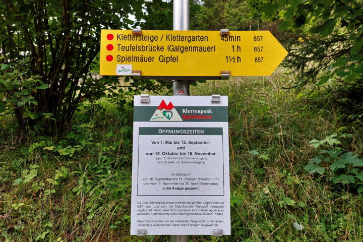 Wegweiser nach rechts mit Info über die Öffnungszeiten. Foto: Alice Frischherz