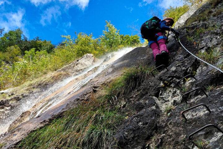 Traumhafter Blick nach oben auf blauen Himmel, Wasserfall und Fels. Foto: Alice Frischherz