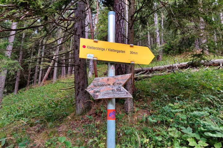 Abzweigung zu den Klettersteigen. Foto: Alice Frischherz