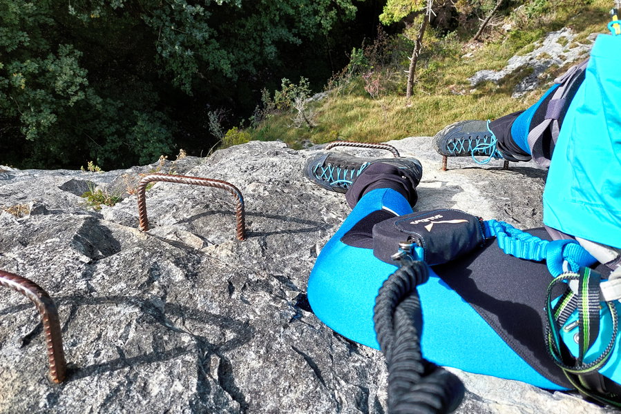 Blick nach unten auf Trittstufen. Foto: Alice Frischherz