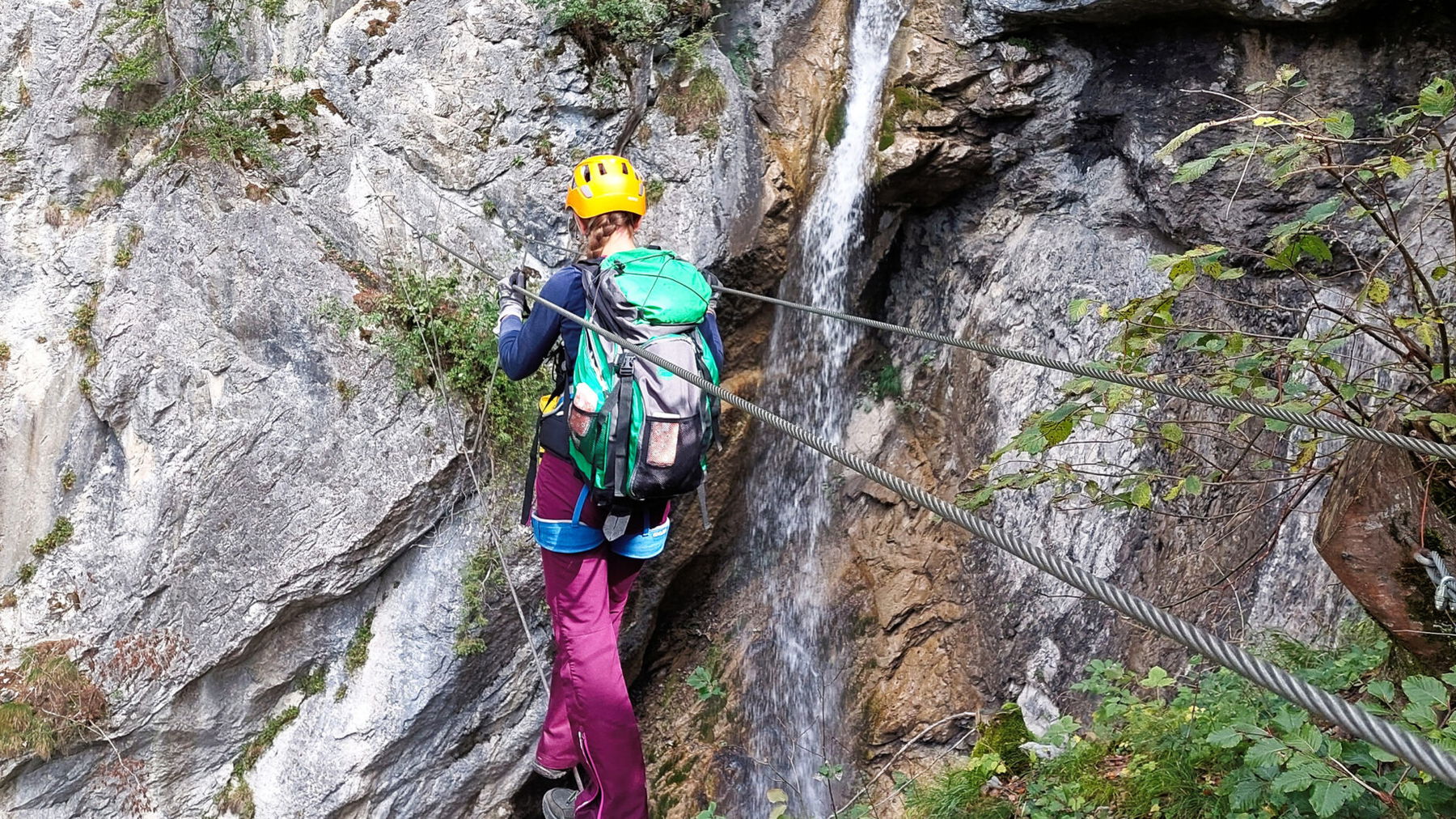 Unterwegs auf der ersten Seilbrücke, in Richtung Wasserfall. Foto: Alice Frischherz