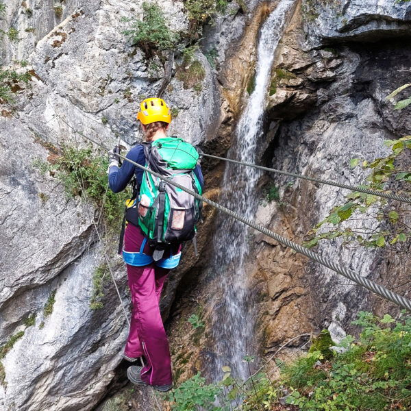 Unterwegs auf der ersten Seilbrücke, in Richtung Wasserfall. Foto: Alice Frischherz