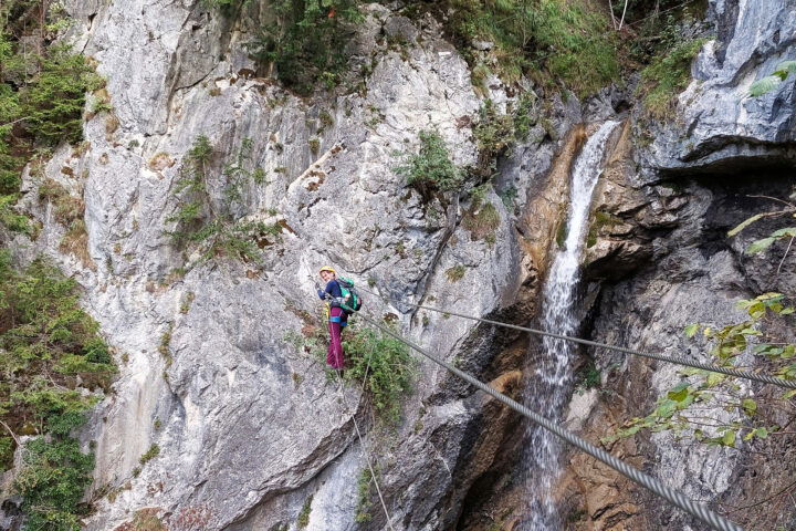 Fast am Ende der ersten Seilbrücke angelangt. Foto: Alice Frischherz