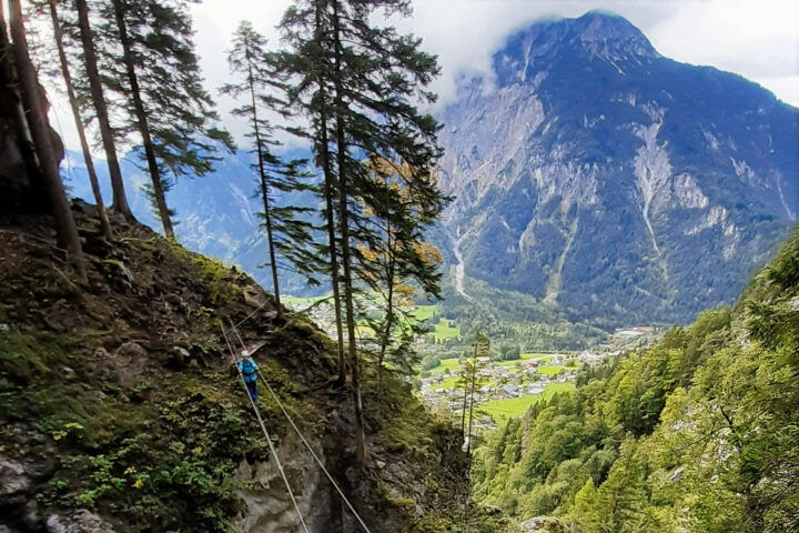 Perspektivenwechsel auf die erste Seilbrücke mit der Ortschaft und dem Tal im Hintergrund. Foto: Grace König