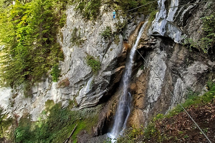 Auf der zweiten Seilbrücke, nochmals mit dem schönen Wasserfallblick. Foto: Grace König