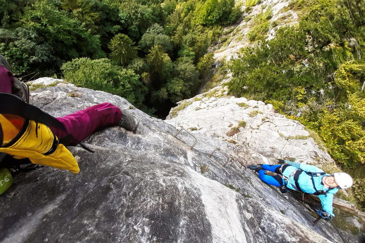 Blick hinunter an der Felswand nach den Seilbrücken. Foto: Grace König
