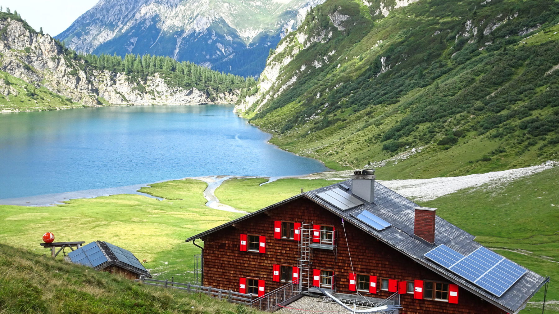 Hütte und See. Foto: Ingeborg Fiala