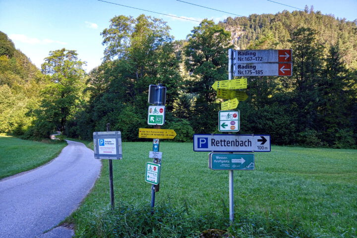 Ich muss rechts abbiegen und bin ein Stück auf dem Nationalpark Kalkalpen Radweg (R31) unterwegs. Interessant ist auch das Beach’n Bike – das werde ich beim nächsten Mal ausprobieren. Foto: Martina Friesenbichler