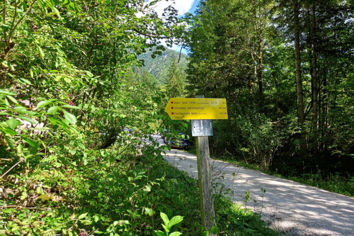 Einstieg in den Wanderweg 463 (Budersteig). In 3 Stunden 30 Minuten ist man am Ziel (früher oder später). Foto: Martina Friesenbichler