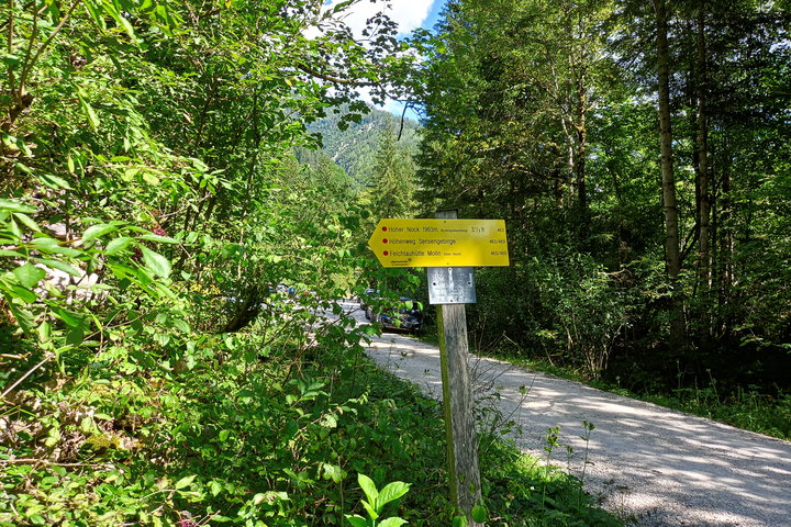 Einstieg in den Wanderweg 463 (Budersteig). In 3 Stunden 30 Minuten ist man am Ziel (früher oder später). Foto: Martina Friesenbichler