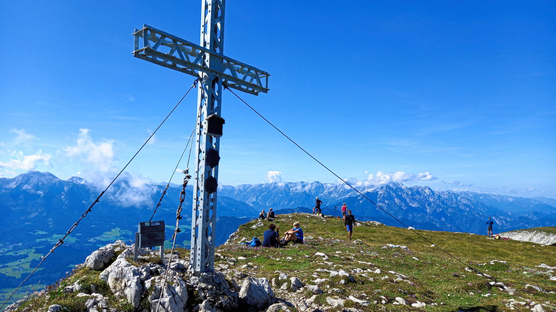 Gipfelplateau mit Kreuz. Foto: Martina Friesenbichler