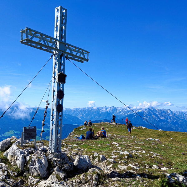 Gipfelplateau mit Kreuz. Foto: Martina Friesenbichler