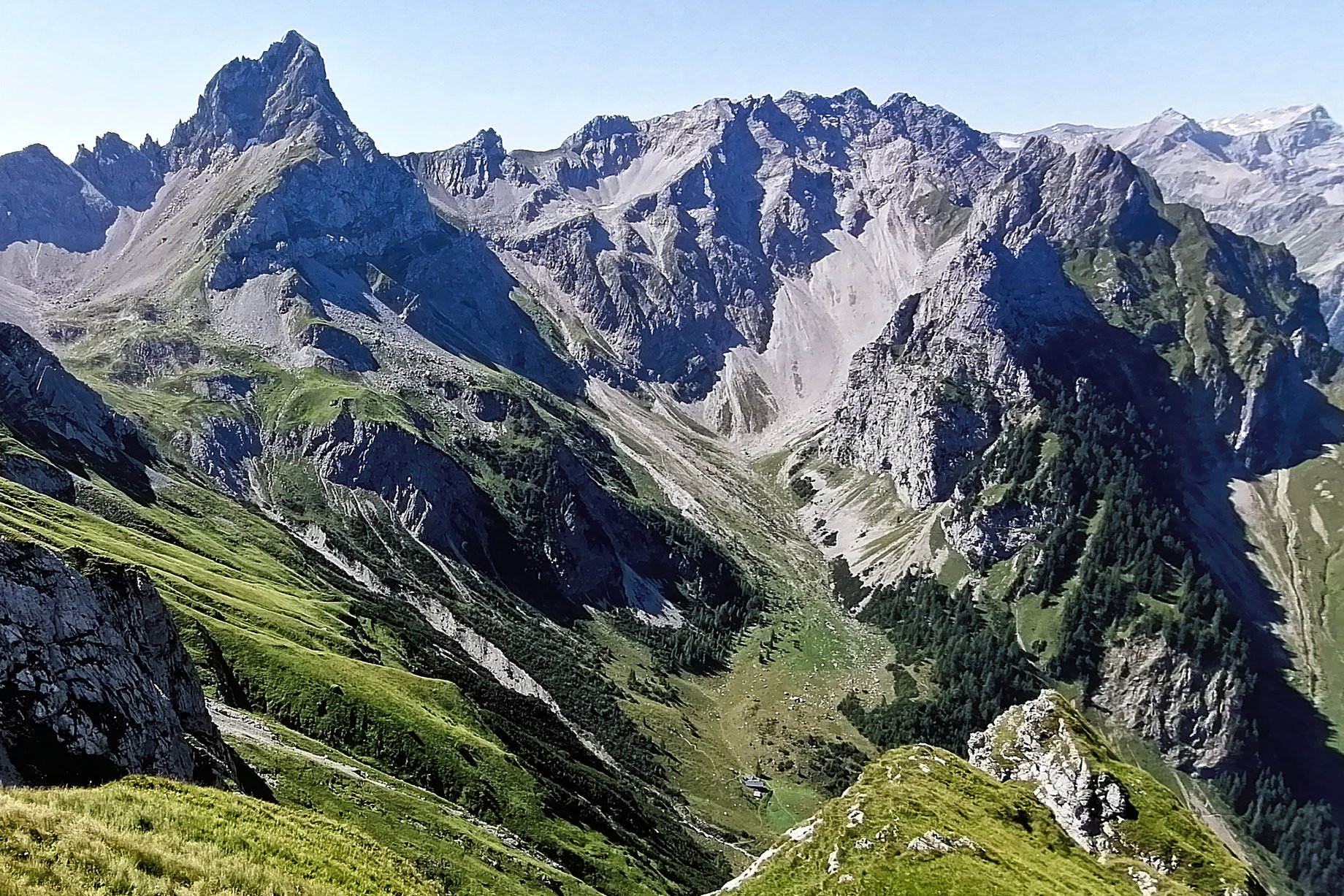 Am Zwölferjoch: Zimba mittig, unten im Bild Sarotlahütte, hinten Drei Türme und Schesaplana. Foto: Norman und Lisa