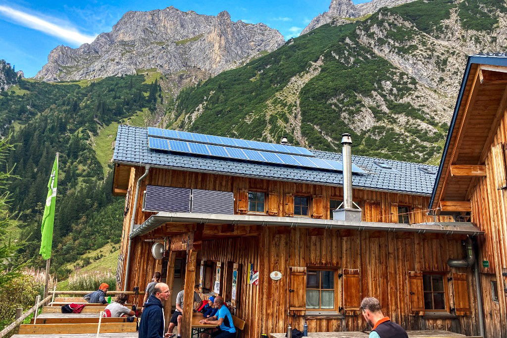 Auf der Sonnenterasse, im Hintergrund der Zwölferkopf. Foto: Norman und Lisa
