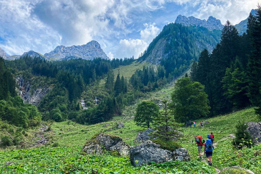 Auf der unteren Alpe, mittig die Zimba. Foto: Norman und Lisa