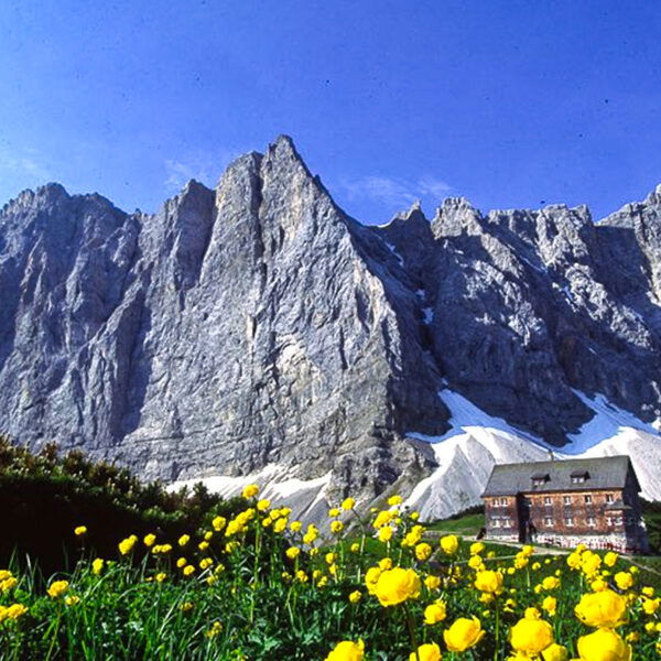 Die Falkenhütte vor den imposanten Lalidererwänden. Foto: O. Leiner